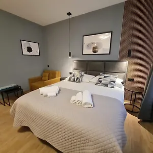 https://lux-room-303.hotelinzadar.com